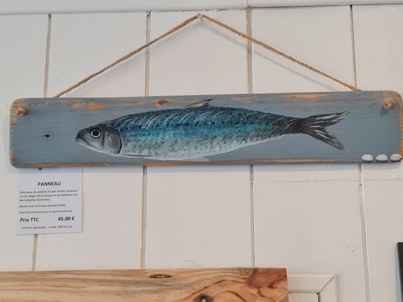 grand morceau de palette fond bleu/gris grand poisson peint.
