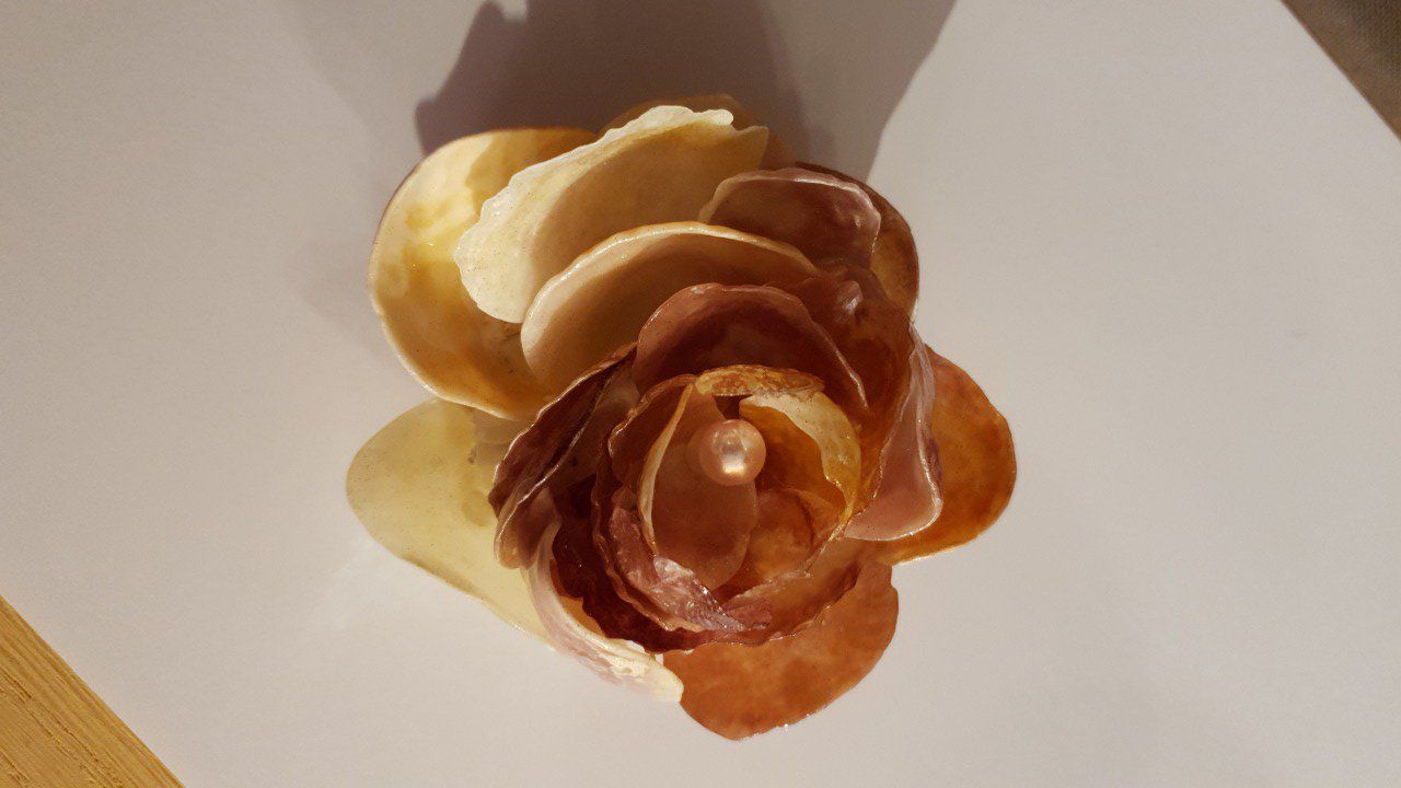 "Rose" en nacre d’huître  ou Anomie de la baie de Quiberon 