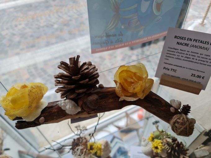 "Rose" en nacre sur bois flottés